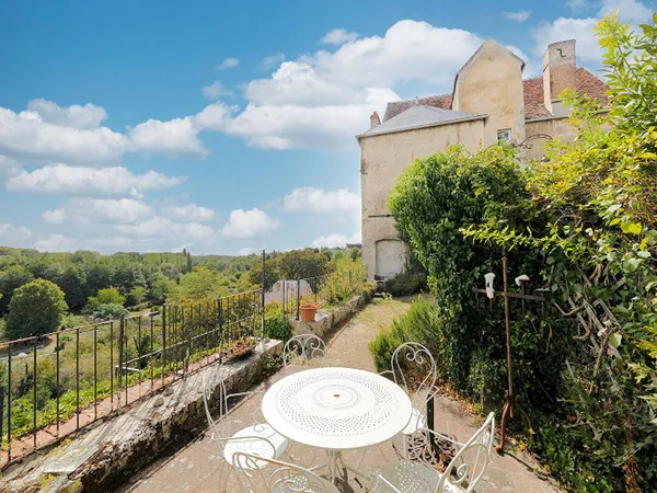 Demeure historique aux allures de château et vue panoramique