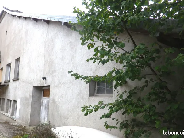 Maison de village à rafraîchir, 150 m², dépendances 140 m² terrasses 35 m², cour intérieur 161 m². C