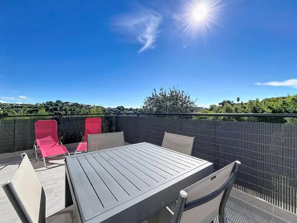 HAUT DE VILLA 4 PIECES - CAGNES SUR MER - PARKING