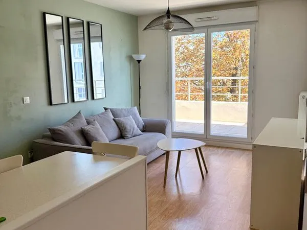 Appartement meublé 37 m² avec balcon - Gare à 5 min à pied - Parking - Dernier étage
