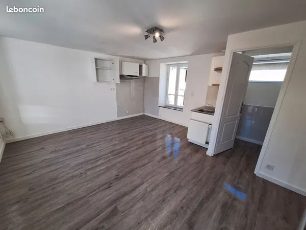 Maison de bourg T3 - 50 m² - Cour et abri de jardin - 600 CC - Caumont-l'Éventé