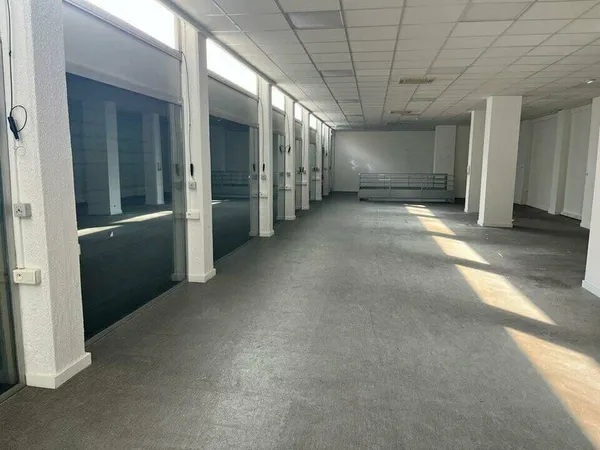 Local commercial 698 m²