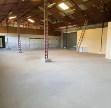 Entrepôt avec bureaux et appartement aménagé