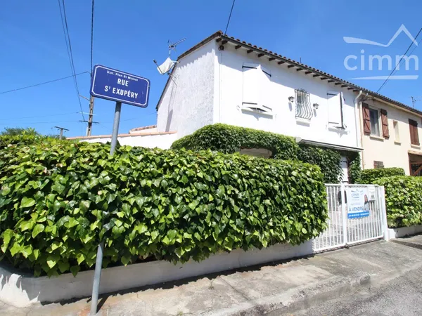 A vendre une maison avec un jardin et ujn garage