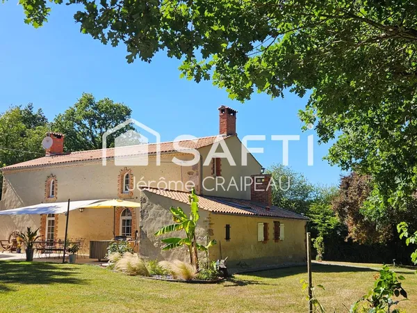 Propriété de caractère en pierre avec piscine - Cadre bucolique et préservé.