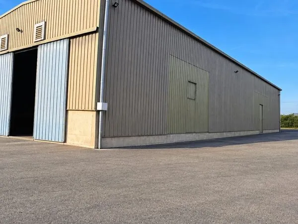 Batiment d'activites avec bureaux et terrain cloture blyes