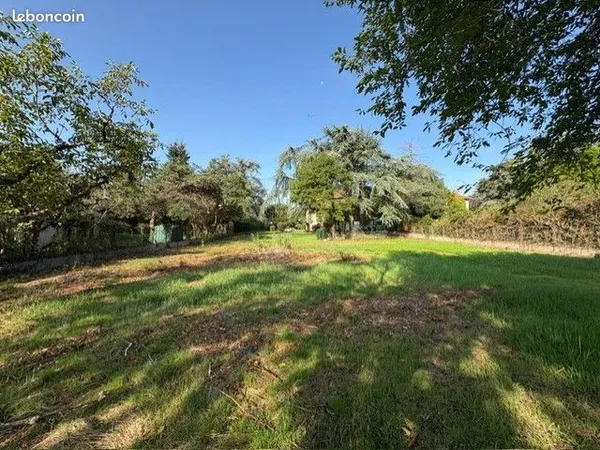 Terrain à bâtir de 1150 m² à LA TOUR-DE-SALVAGNY (69)