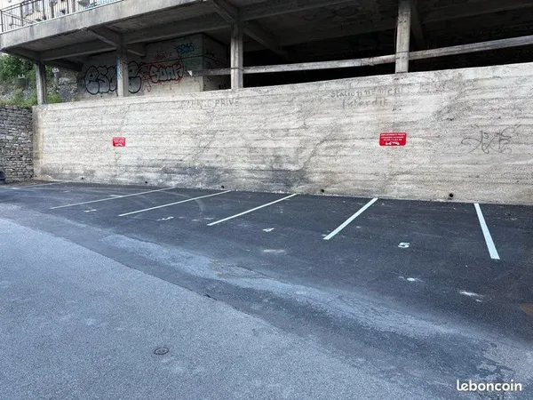Parking salins les bains - rue des Barres