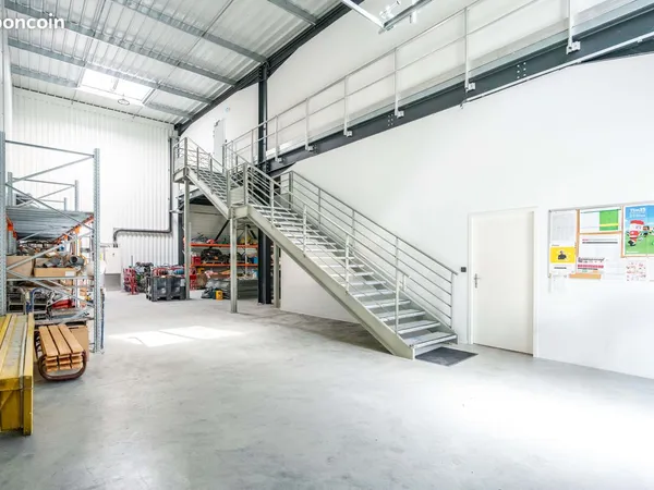 Local 307 m² Méry