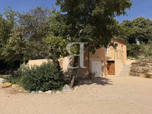 Villa avec piscine dans un environnement calme et verdoyant à R
