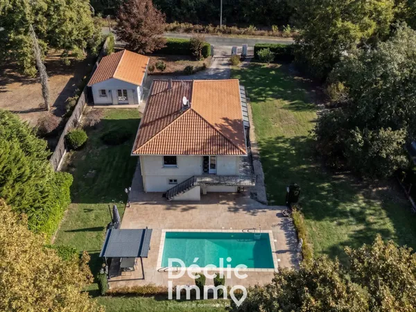 Maison 8 pièces 233 m²