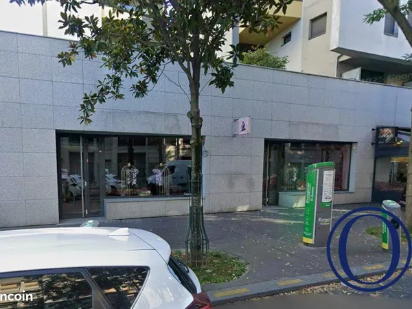 Local 230 m² Paris