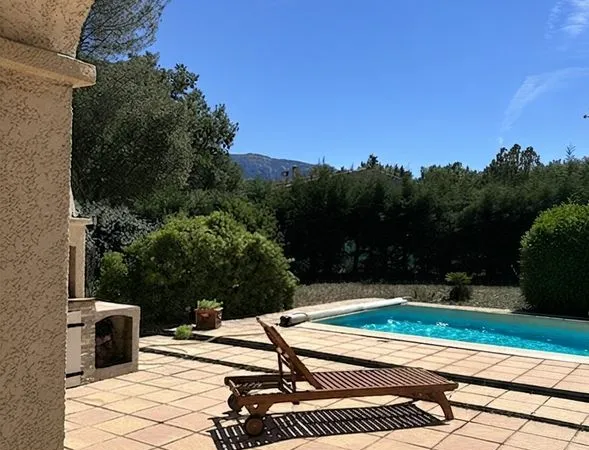 NANS LES PINS - Villa 134.22m2 Carrez + 117 m2 annexes/garage - 2501m2 plat - Vue Ste-Baume - 579 00