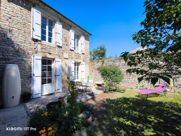 Maison de village en pierre  Charme, authenticité et volumes