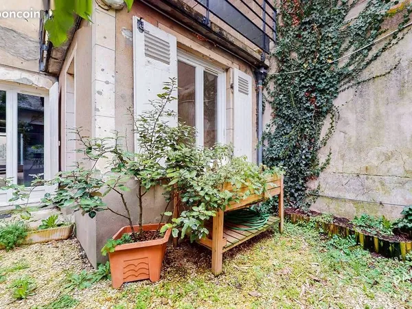 Bureau 30 m² + cour et dépendances 31 m2 - Sully-sur-Loire centre