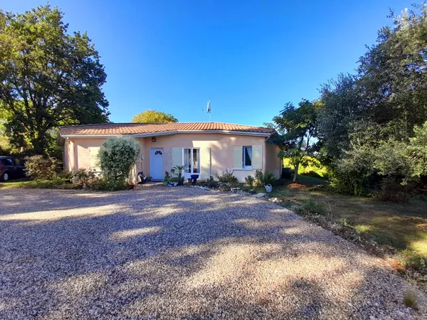 Plain-pied moderne et lumineux dans un environnement paisible
