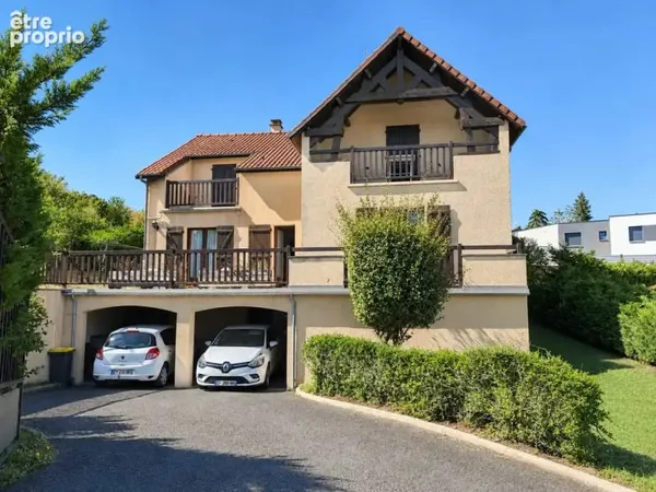 Maison avec Piscine et garages