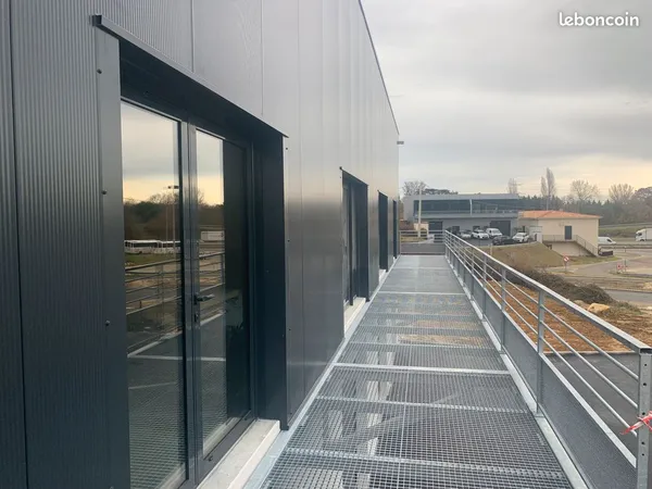 Locaux professionnels 390 m² + 2 bureaux de 70 m²