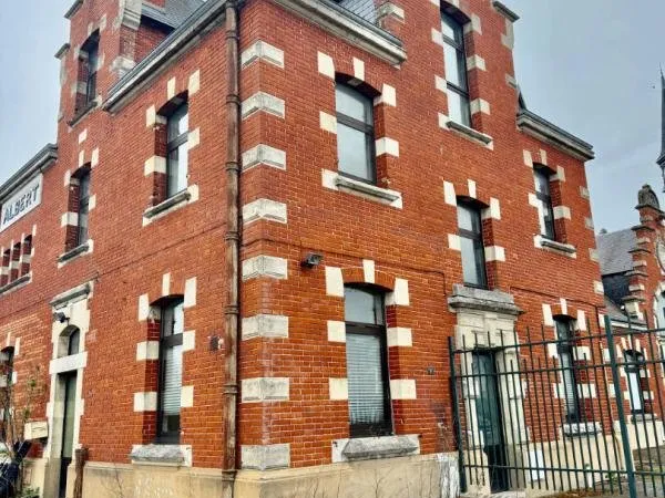 Immeuble Albert 16 pièce(s) 326 m2 . Bâtiment chargé d'histoire , Idéal pour investisseur ou marchan