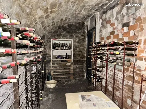 Cave 9,66m avec porte blindée dans immeuble situé 90 Bd St GERMAIN PARIS
