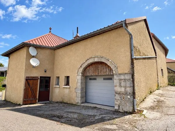 Maison mitoyenne de 100 avec garage, grenier aménageable et terrain de 500 m²