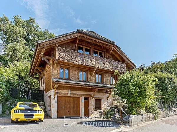 Chalet aux détails sculptés proche frontière Suisse