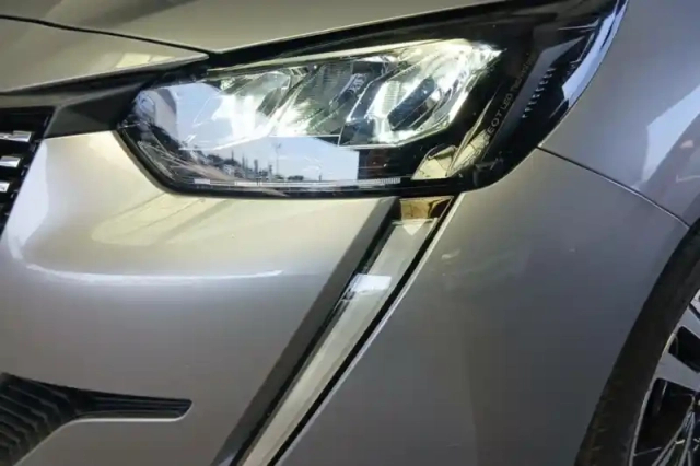 Peugeot 208 puretech 100 s&amp;s bvm6 — photo 29