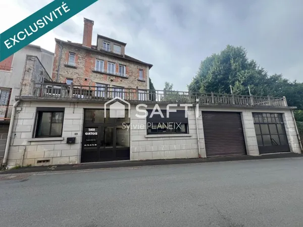 À découvrir cet Immeuble avec local commercial en rdc et 2 appartements sur 3 étages.