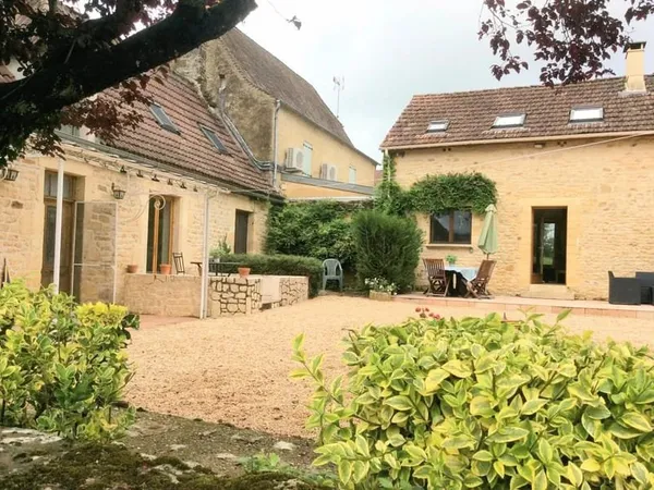 Parfaitement situé à proximité de Sarlat et Montignac - Ensemble de bâtiments avec piscine