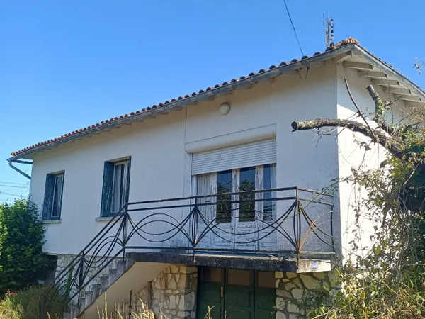 Maison de ville avec grand jardin. Garage.