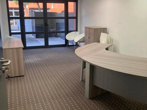 À LOUER - BUREAUX 104 m² - ANTIBES - PROCHE AUTOROUTE - 4 BUREAUX - PARKINGS