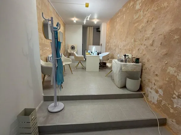 DROIT AU BAIL, LOCAL RENOVE 24 m2, pierres apparentes, parfait état, idéal activité onglerie, esthét