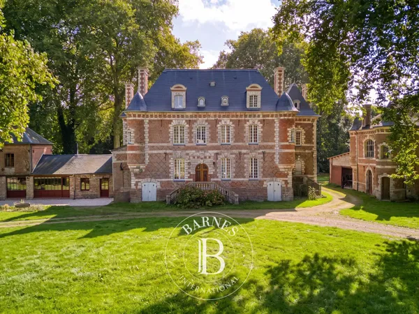 Domaine du XVIIe siècle sur une île privée — son Château Louis XIII, son Moulin du XIIe siècle et se