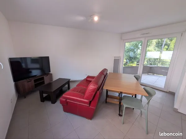 T2 meublé 43 m² avec balcon et parking - Hôpitaux-Facultés - 920 CC
