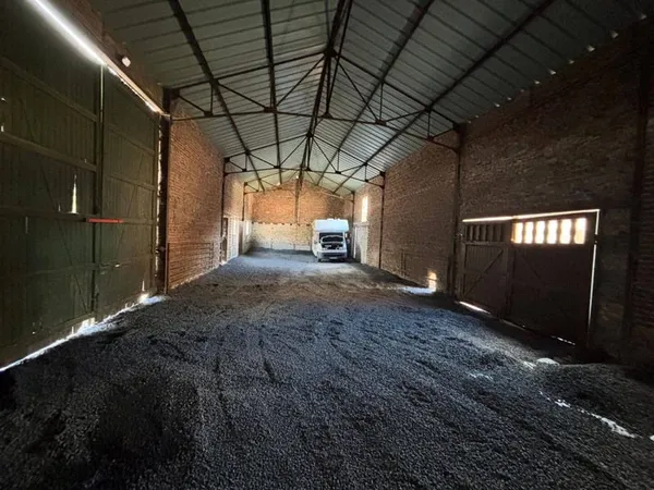 Local 1 pièce 300 m²