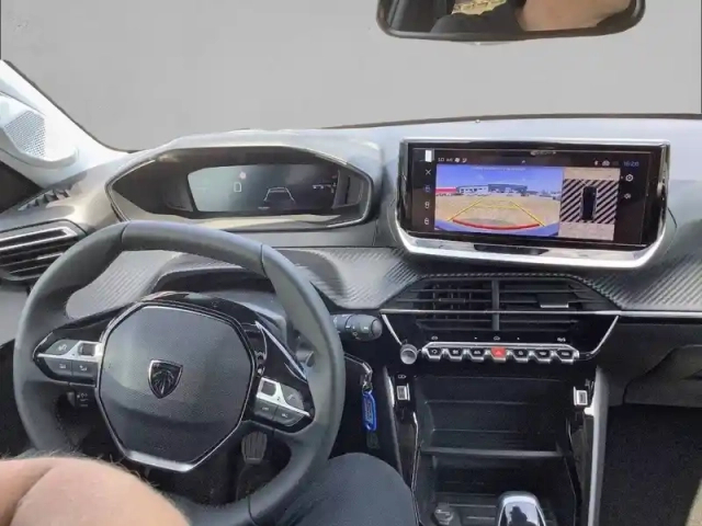 Peugeot 208 turbo 100 ch bvm6 — photo 8