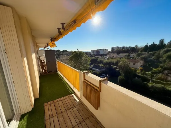 Vends appartement rénové traversant dernier étage aperçu mer