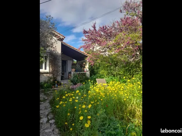 T3 vide dans maison - jardin privatif- carro