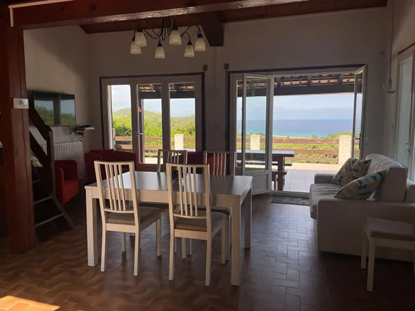 À vendre ? Maison avec vue panoramique sur la mer, à proximité immédiate de la plage