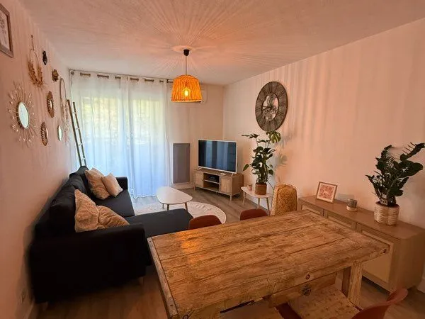 Appartement T2 de 40 m² entièrement rénové - Terrasse de 6 m² - Parking privatif