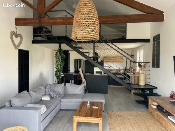 LOFT MEUBLÉ ATYPIQUE DE 85 m² AVEC MEZZANINE, DRESSING ET BALCON - SAINT-GILLES