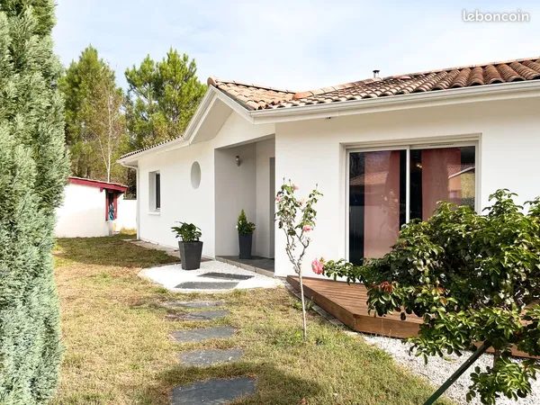 Située à Lavignolle, sur la commune de Salles, maison lumineuse avec piscine, jardin et garage