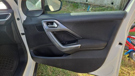 Peugeot 2008 1.2 PureTech 130 - Allure – 2018 – 76560 km – Essence – Boîte Manuelle — photo 32