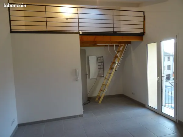 Studio rénové avec mezzanine