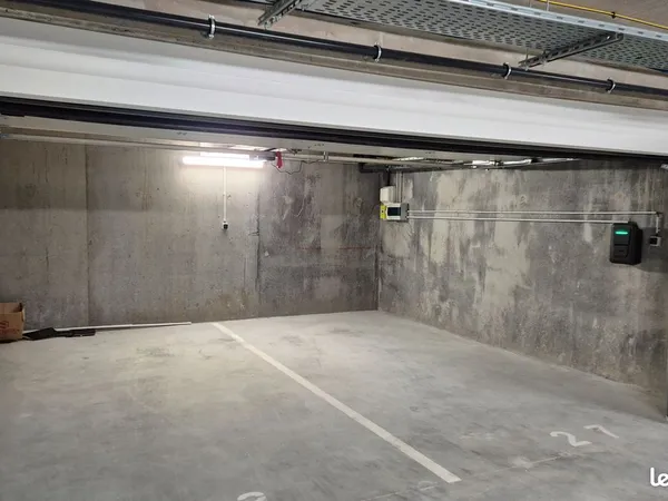 Grand garage double 29 m² avec compteur EDF et Borne recharge électrique 7 kW