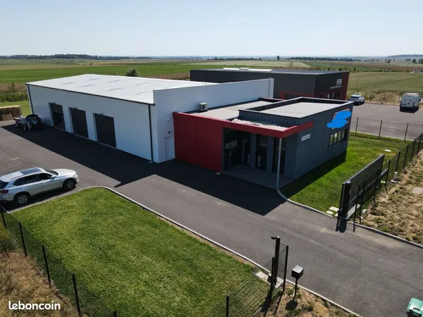 Ensemble immobilier à usage de bureaux et entrepôt