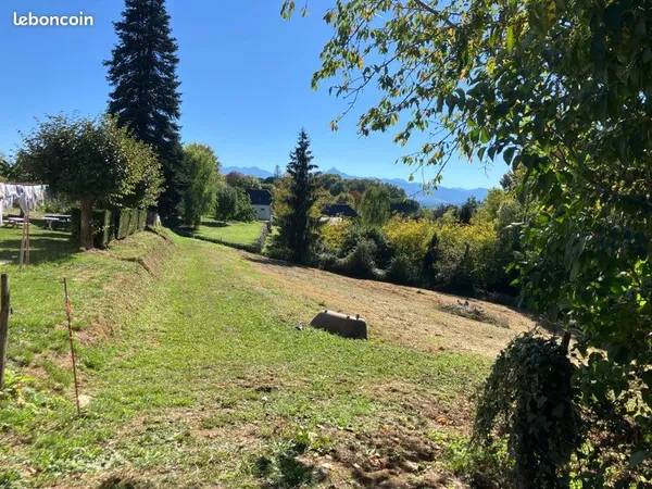TERRAIN CONSTRUCTIBLE DE 3 000 m² - VUE SUR LES PYRÉNÉES