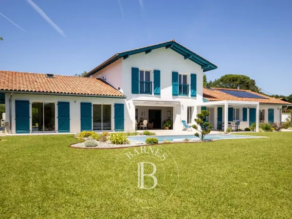 arcangues, maison recente avec vue degagee et appartement indepe