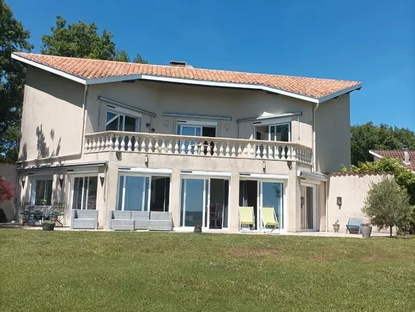 Maison d'architecte atypique dominant vallée de la dronne