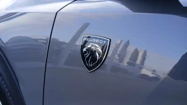 Peugeot 408 hybrid 145 e-dcs6 — photo 31